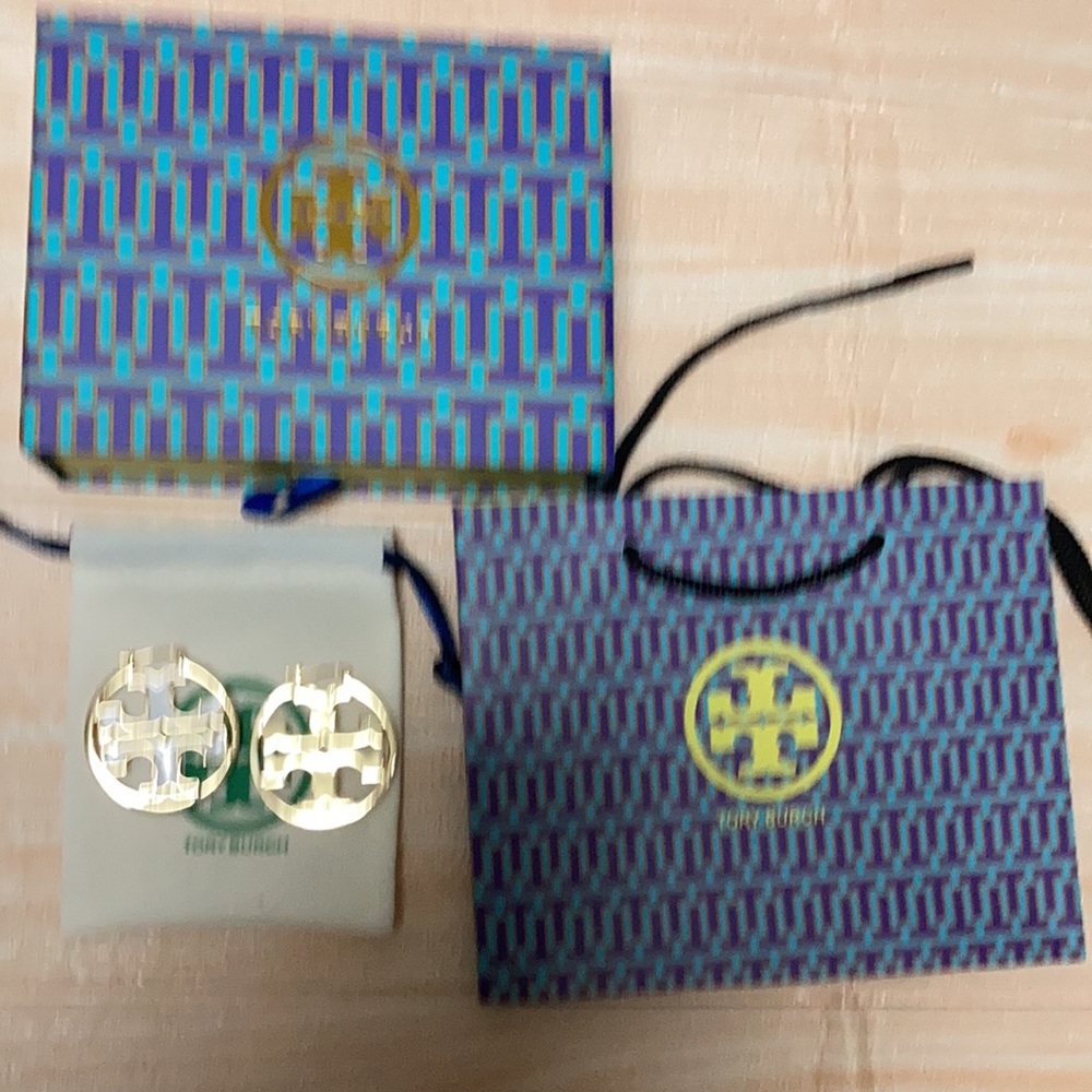 Tory Burch Gold and White Logo Circle Drop Earrings - Picture 5 of 5